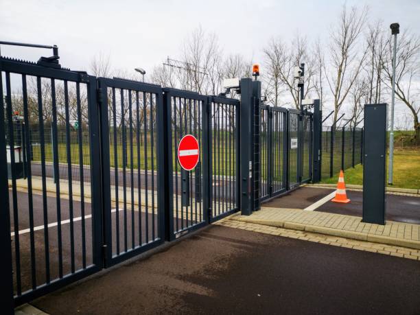 cerca de alta seguridad - entrada - guard post fotografías e imágenes de stock