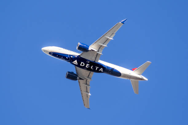 avion de delta airlines en plein vol - underbelly photos et images de collection