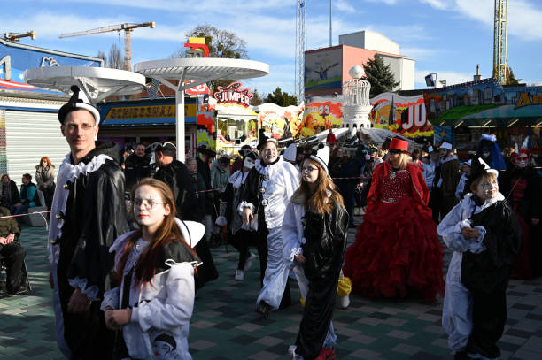 faschingsfasching im praterpark menschen und kinder in tracht - wiener wurstelprater stock-fotos und bilder