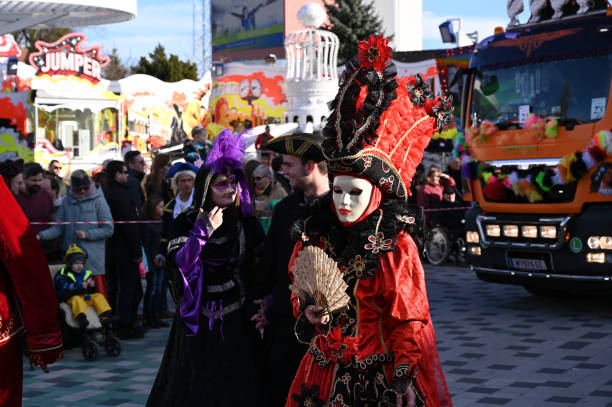 fasching schöne masken im prater park - wiener wurstelprater stock-fotos und bilder