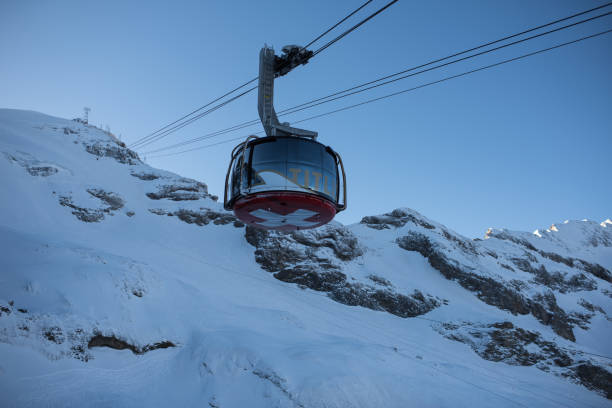 titlis rotair cable car - canton obwalden imagens e fotografias de stock