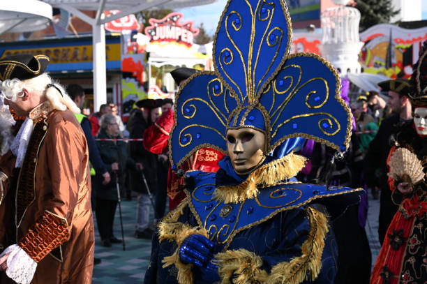 fasching schöne maske im prater vergnügungspark - wiener wurstelprater stock-fotos und bilder