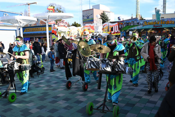 fasching musikorchester mit trommeln und trompeten prater vergnügungspark - wiener wurstelprater stock-fotos und bilder