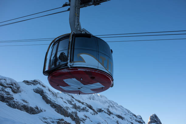 titlis rotair cable car - canton obwalden imagens e fotografias de stock