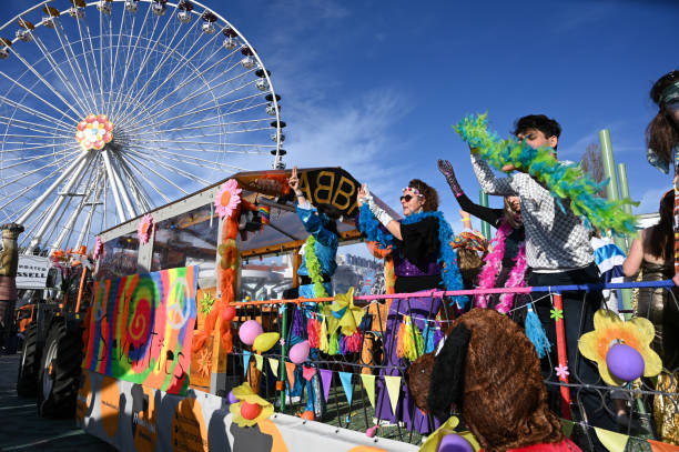 traditioneller faschingsfasching im praterpark - wiener wurstelprater stock-fotos und bilder