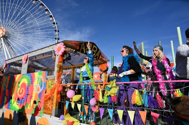 traditioneller faschingsfasching im vergnügungspark prater - wiener wurstelprater stock-fotos und bilder