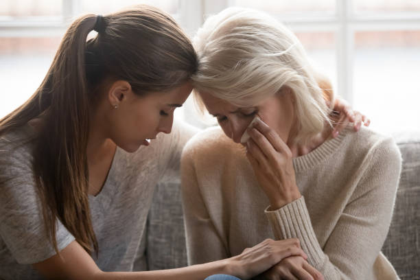 어른 딸 진정 세 어머니 보유 그녀의 손 느낌 공감 - consoling women friendship crying 뉴스 사진 이미지