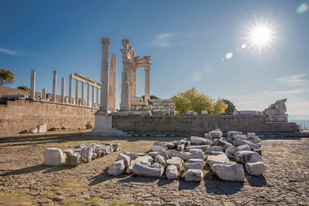 trajan temple - bergama photos et images de collection