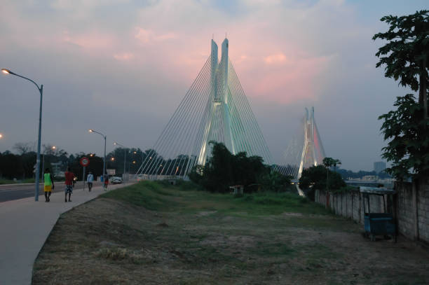 ブラザヴィル橋ポン・ド・ラ・コーニッシュ - congo river ストックフォトと画像