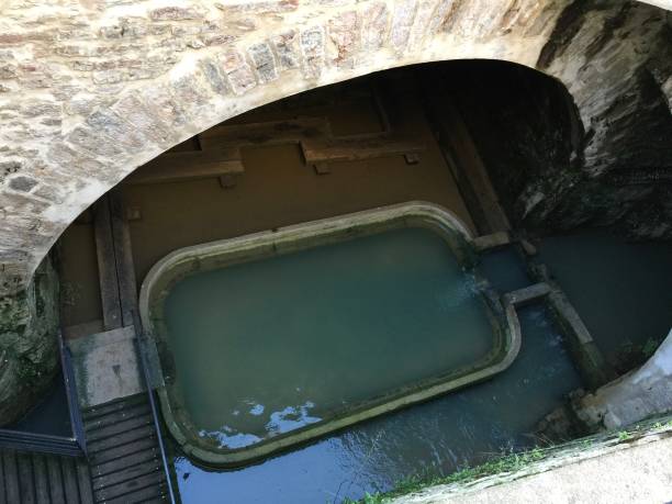 グランデ・フォンテーヌ・ド・ドール地下水源と洗面所(フランス) - doubs river ストックフォトと画像