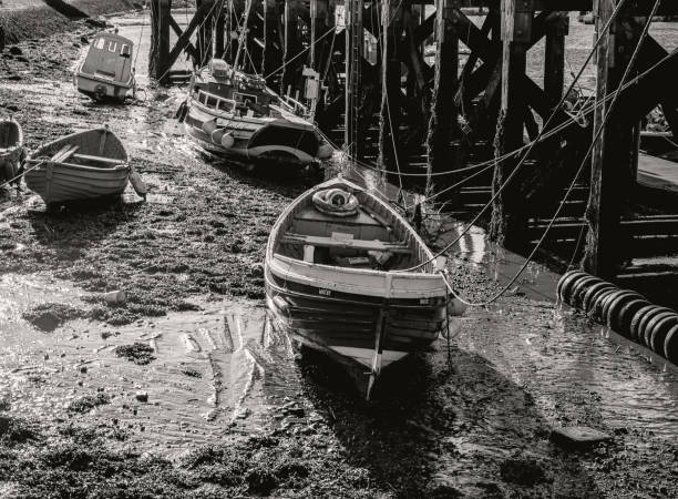 barcos em terra na maré baixa. - esk river - fotografias e filmes do acervo