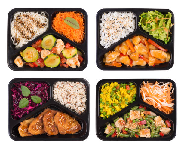 conjunto de recipientes con almuerzo cocido saludable isoalted sobre fondo blanco - bento fotografías e imágenes de stock