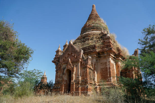 vue en contre-plongée du vieux bâtiment du temple contre le ciel - clear sky asia sky old ruin photos et images de collection