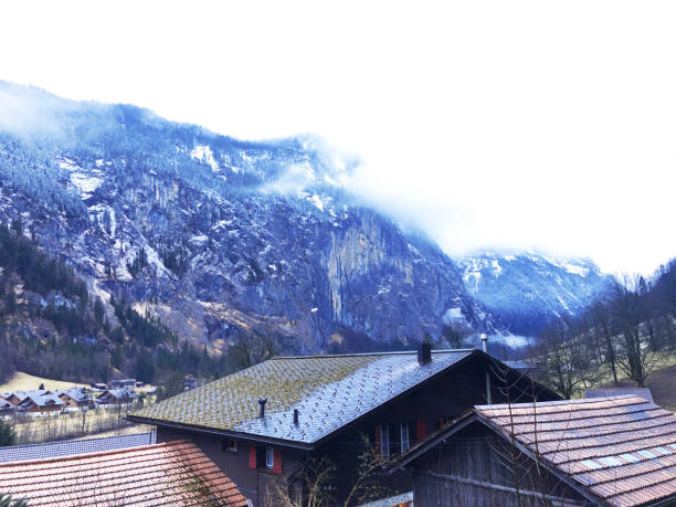 telhados cobertos de neve o famoso marco dos alpes - findeln - fotografias e filmes do acervo