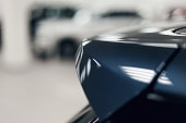 der-spoiler-des-autos-der-hintergrund-ist-verschwommen-klassische-blaue-farbe-auto-detail.jpg?b=1&s=170x170&k=20&c=Xt0F-qb_U9bWCbFFLsXyb1lY9h5nbZ4fQgr8ih_Fzx4=