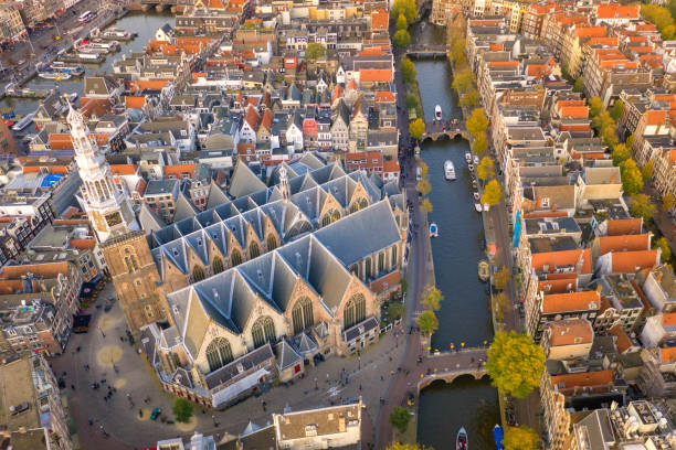 drone vista arrial del canal prinsengracht el famoso lugar con antigua casa de la tradición y la iglesia en amsterdam, los países bajos - keizersgracht fotografías e imágenes de stock