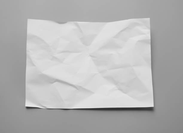 белый мятый фон текстуры бумаги на сером. можно использовать текстовые баннеры продуктов или визитных карточек вашего. - paper crumpled letter ideas стоковые фото и изображения