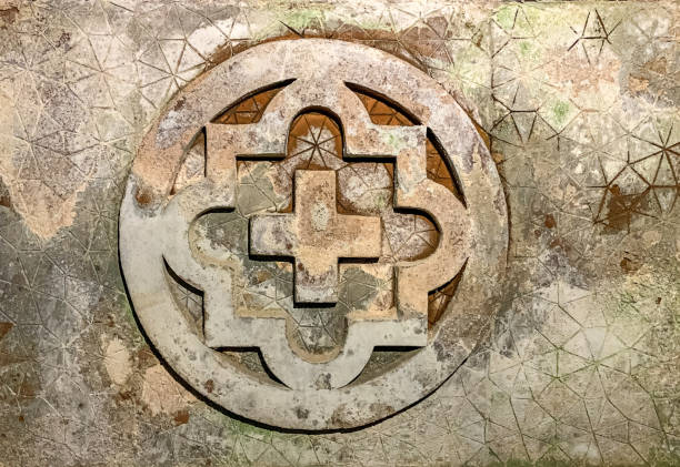 christliches steinrelief in den katakomben des petersfriedhofs, salzburg, österreich - stone cross stock-fotos und bilder
