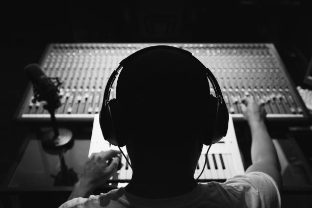 남성 사운드 엔지니어의 뒤, 사운드 스튜디오에서 오디오 믹싱 콘솔에서 작업 하는 dj - audio engineer 뉴스 사진 이미지