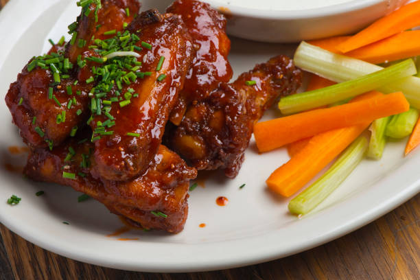 alitas de pollo. clásicas alitas tradicionales de pollo de búfalo picante servidas con salsas estándar de rancho y queso azul. restaurante americano clásico o bar favorito aperitivo. - wing spicy chicken wings chicken sauces fotografías e imágenes de stock