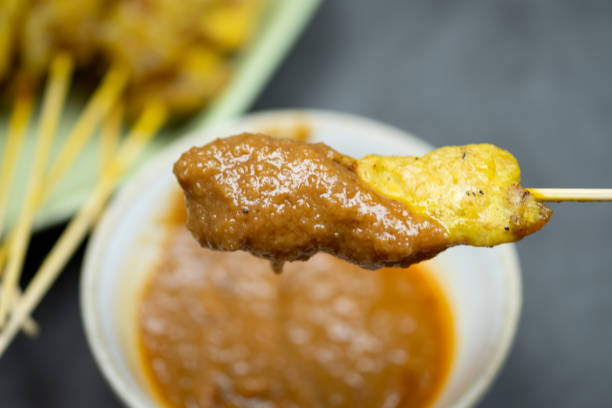 porco satay palito de porco grelhado com molho doce de amendoim mergulhando. prato de aperitivo da receita tradicional de comida tailandesa - sauces sweet sauce cooking traditional culture - fotografias e filmes do acervo