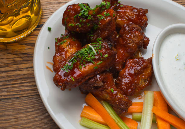 alitas de pollo. clásicas alitas tradicionales de pollo de búfalo picante servidas con salsas estándar de rancho y queso azul. restaurante americano clásico o bar favorito aperitivo. - wing spicy chicken wings chicken sauces fotografías e imágenes de stock