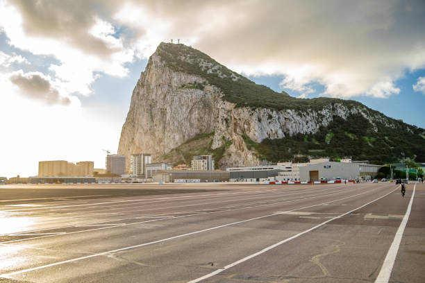 gibraltar - 12. januar 2020: start- und landebahn des flughafens, startbereit bei sonnigem wetter auf gibraltar - depart stock-fotos und bilder