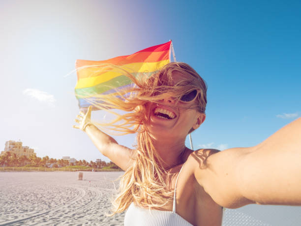 自分撮り女性ゲイの旗 - homosexual rainbow gay pride flag flag ストックフォトと画像