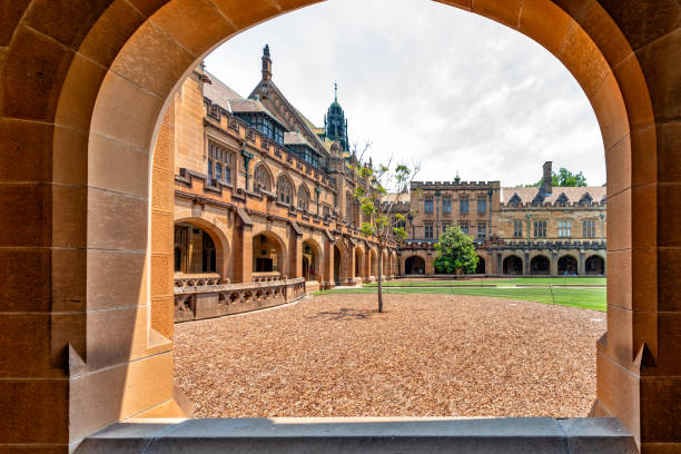 le bâtiment principal de quadrangle de l’université de sydney, australie. - building exterior day tower clock photos et images de collection