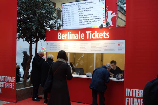 berlinale-tickets kaufen - visit spectator medium group of people germany stock-fotos und bilder
