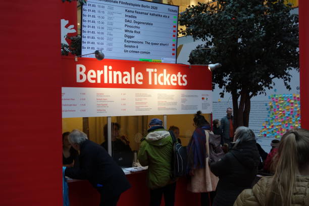 berlinale-tickets kaufen - visit spectator medium group of people germany stock-fotos und bilder