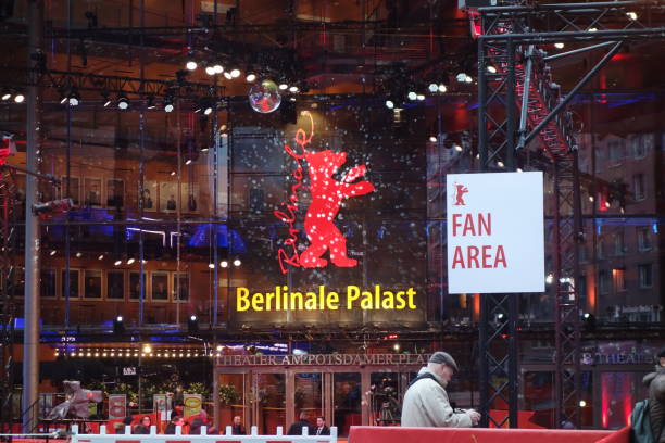 esterno della berlinale palast, berlino, germania - editorial urban scene horizontal people foto e immagini stock