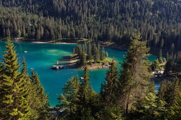 lago cauma (caumasee o lag la cauma), colorido lago con agua turquesa en el cantón de grisones cerca de flims, suiza. - graubunden canton lake water travel destinations fotografías e imágenes de stock