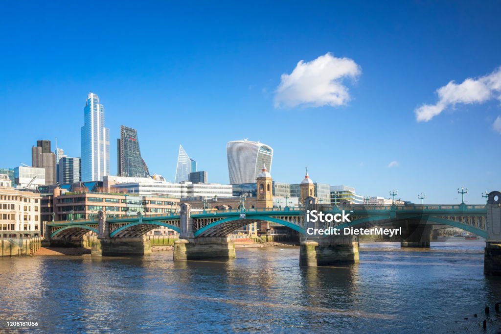 Blick auf die Innenstadt von London von Thames River und Southwark Bridge - Lizenzfrei Brücke Stock-Foto