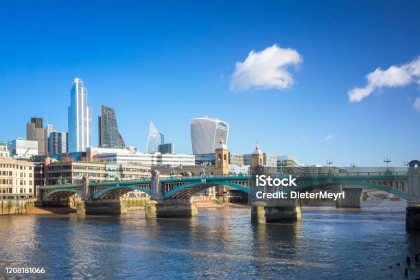 Blick Auf Die Innenstadt Von London Von Thames River Und Southwark Bridge Stockfoto und mehr Bilder von Brücke