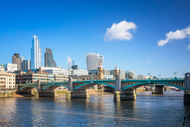 템스 강과 사우스워크 브리지에서 런던 다운타운 전망 - heron tower 뉴스 사진 이미지
