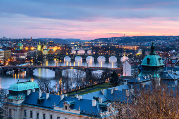 pôr do sol de praga com vista para o rio - 4413 - fotografias e filmes do acervo