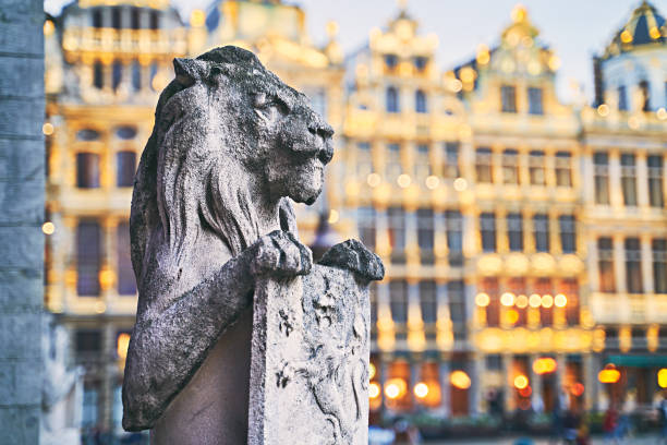 黃昏時分，比利時布魯塞爾大廣場的獅子雕像 - 比利時皇室 個照片及圖片檔