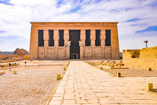 le rovine del bellissimo tempio antico di dendera o tempio hathor. egitto, dendera, un antico tempio egiziano vicino alla città di ken - dendera foto e immagini stock