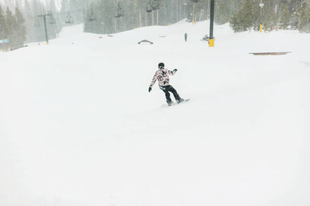 ski- und snowboardaktivitäten im ski resort town in den colorado rockies - ski jumping snowboarding snowboard jumping stock-fotos und bilder