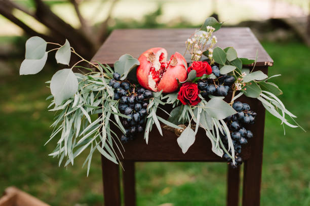 composizione nuziale autunnale di rose, mele, uva e pomergranato - dark blue grapes foto e immagini stock