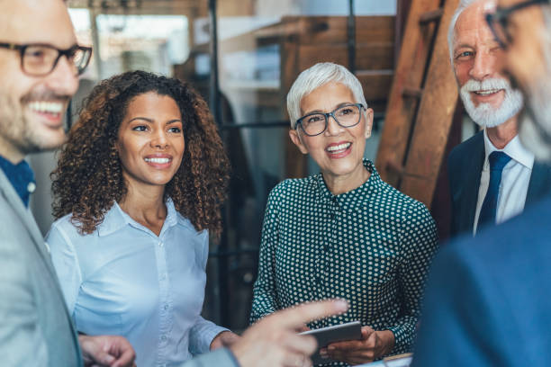 business discussion - leadership business women senior adult imagens e fotografias de stock