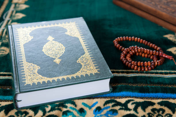 livre islamique koran , religion islam - book cover book textile bible photos et images de collection