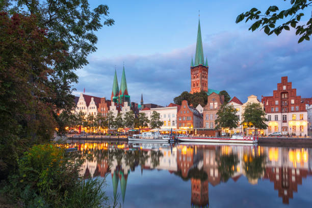 старый город любек - lubeck стоковые фото и изображения