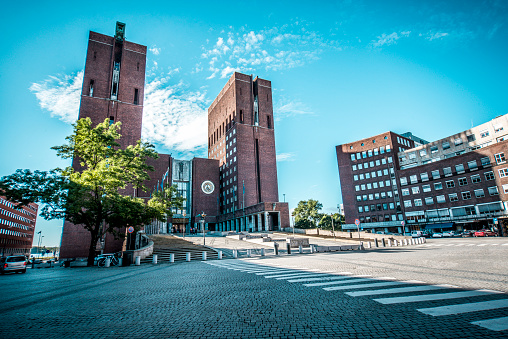 Famoso Ayuntamiento de Oslo también conocido como Radhuset y su entrada photo