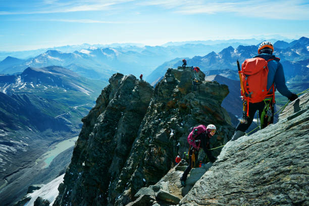 gruppo guidato di turisti con attrezzatura di sicurezza arrampicata Montagna Grossglockner - foto stock