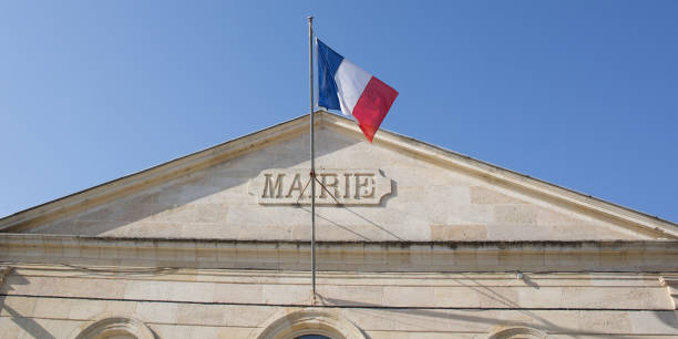 フランス語でメリーを建てる市役所は市庁舎を意味する - mayoral ストックフォトと画像
