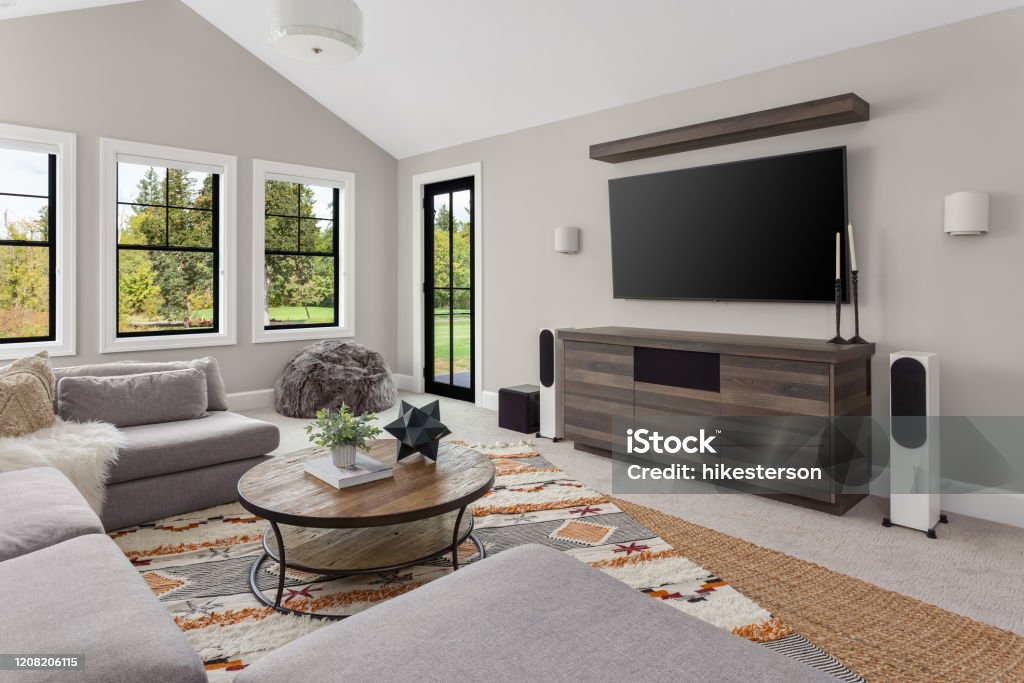 Grønne bønner flyde rolle Beautiful Living Room Interior With Colorful Area Rug Large Couch And  Abundant Natural Light Features Entertainment Console With Large Screen Tv  Stock Photo - Download Image Now - iStock