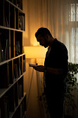 junger-mann-liest-buch-zu-hause-freizeit.jpg?b=1&s=170x170&k=20&c=fysUam1ggbKweBWsb_ZUDu3-vsyY5uGTZNPDWtBJr8I=