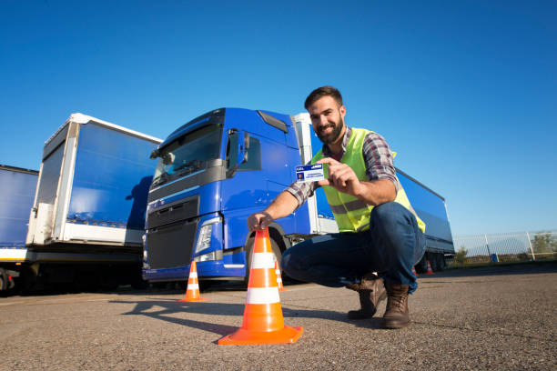 автошкола для грузовиков и обучение cdl. кандидат в водители успешно закончил обучение вождению грузовика и получил коммерческие водительс� - truck semi truck blue truck driver стоковые фото и изображения